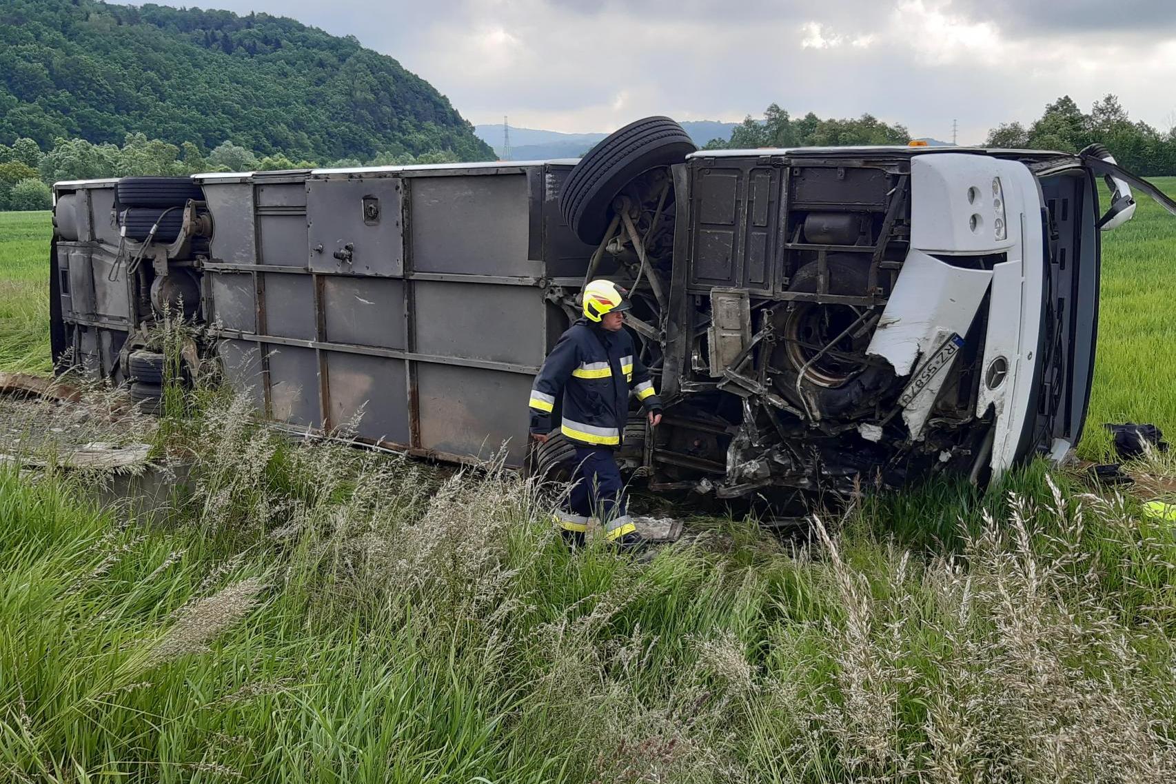 Groźny wypadek autobusu szkolnego w miejscowości Roztoka Cztery osoby