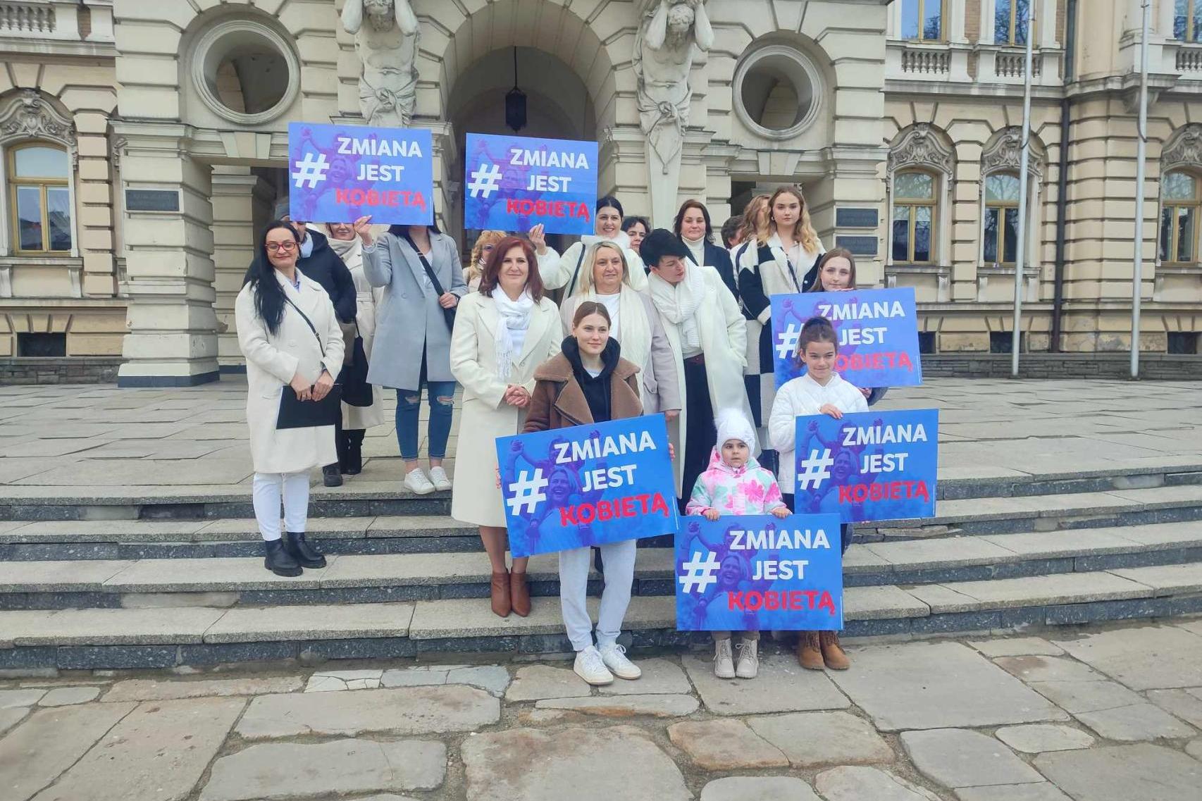 Zmiana jest kobietą Protest kobiet pod sądeckim ratuszem