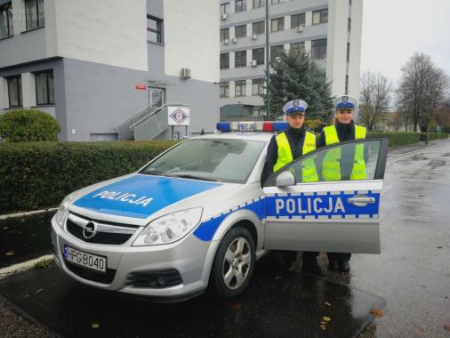 Krakowscy policjanci eskortowali rodzącą kobietę. Dziecko urodziło się zdrowe. FILM