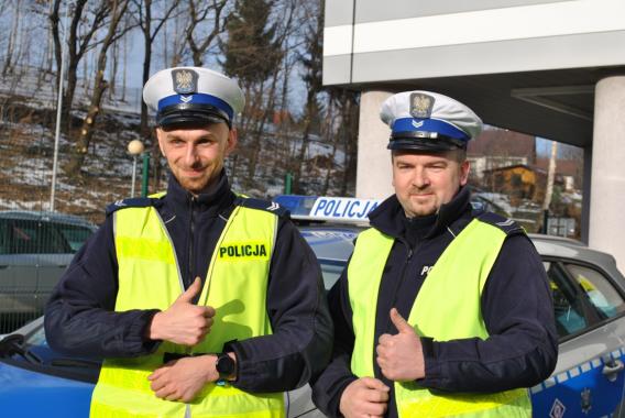 Gorliccy policjanci eskortowali do szpitala rodziców z ciężko chorym dzieckiem  