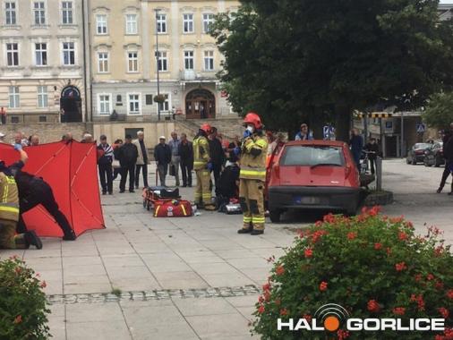 Wypadek w Gorlicach - w ławkę wjechało auto, dwie osoby ranne