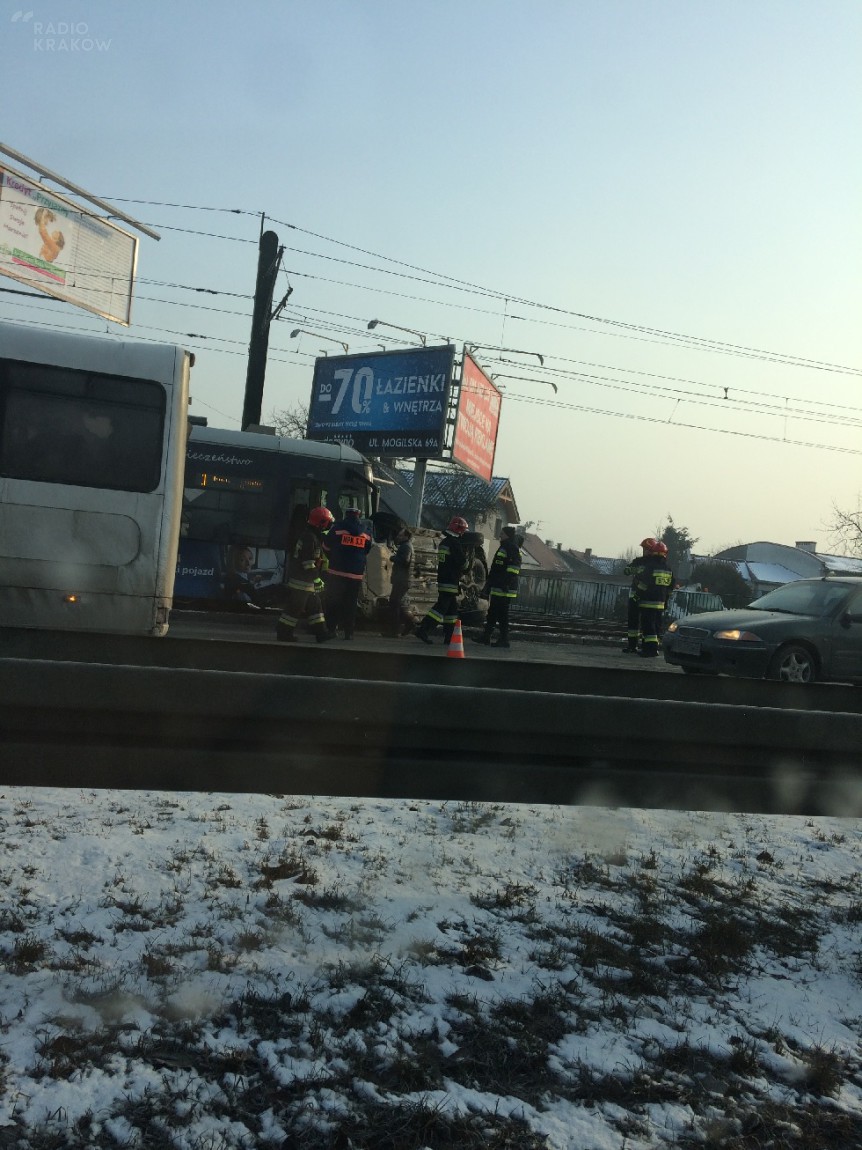 Kraków Samochód wjechał na torowisko i przewrócił się na bok