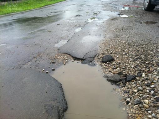 Zima ukazuje kolejne komunikacyjne oblicze. Na drogach pojawiły się dziury