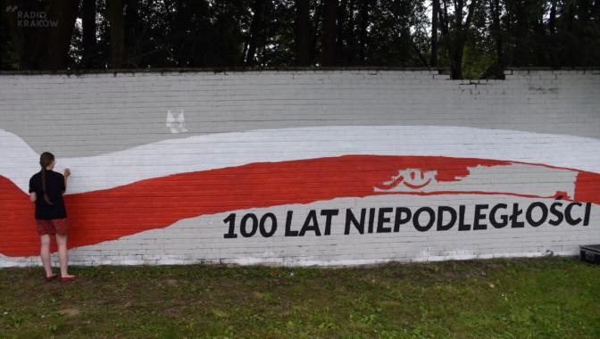 Nowy mural na basenie Clepardii. Były bazgroły, jest polska flaga