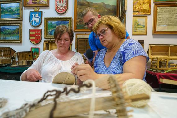 Piwniczna-Zdrój. Warsztaty z wyplatania rękawic furmańskich