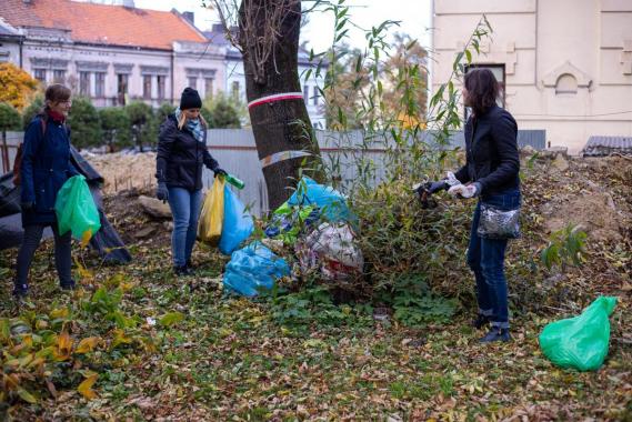 Poświęcili swój czas, by posprzątać groby, o które nie ma już kto zadbać