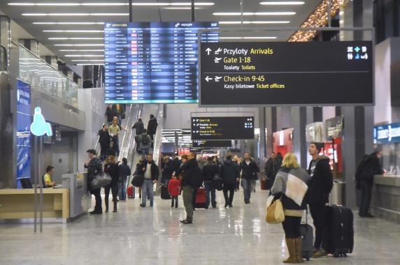 Bramki do samodzielnej odprawy pasażerów na lotnisku Kraków Airport zyskały nową funkcję