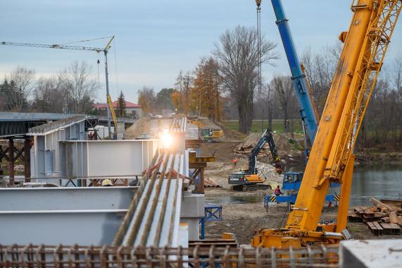 Ostrów: rozpoczął się montaż nowej konstrukcji mostu