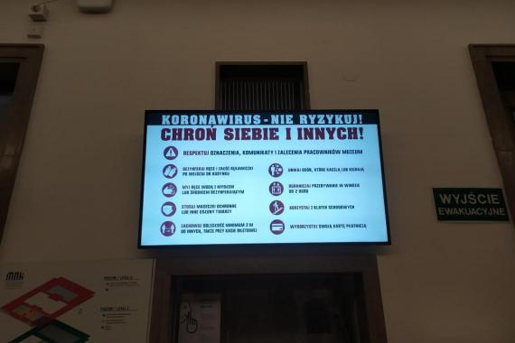 Mniej osób m.in. w kościołach i centrach handlowych. Od środy bardziej restrykcyjne obostrzenia