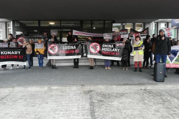 Mieszkańcy podkrakowskich gmin protestują przeciwko budowie korytarzy drogi S7