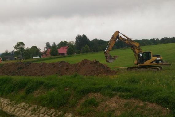 Na terenie gminy Bobowa ruszył kolejny etap budowy sieci wodociągowej oraz kanalizacji