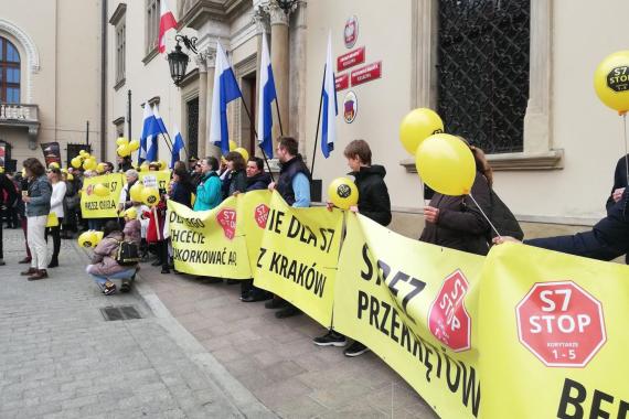 Kraków: ponad 200 mieszkańców Swoszowic protestowało przeciwko budowie drogi S7