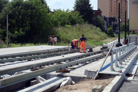 Ułożono pierwsze tory linii tramwajowej do Górki Narodowej. 