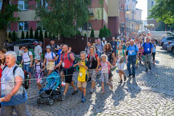 Tarnowska pielgrzymka wróciła do tradycyjnej formy i jest o połowę mniejsza