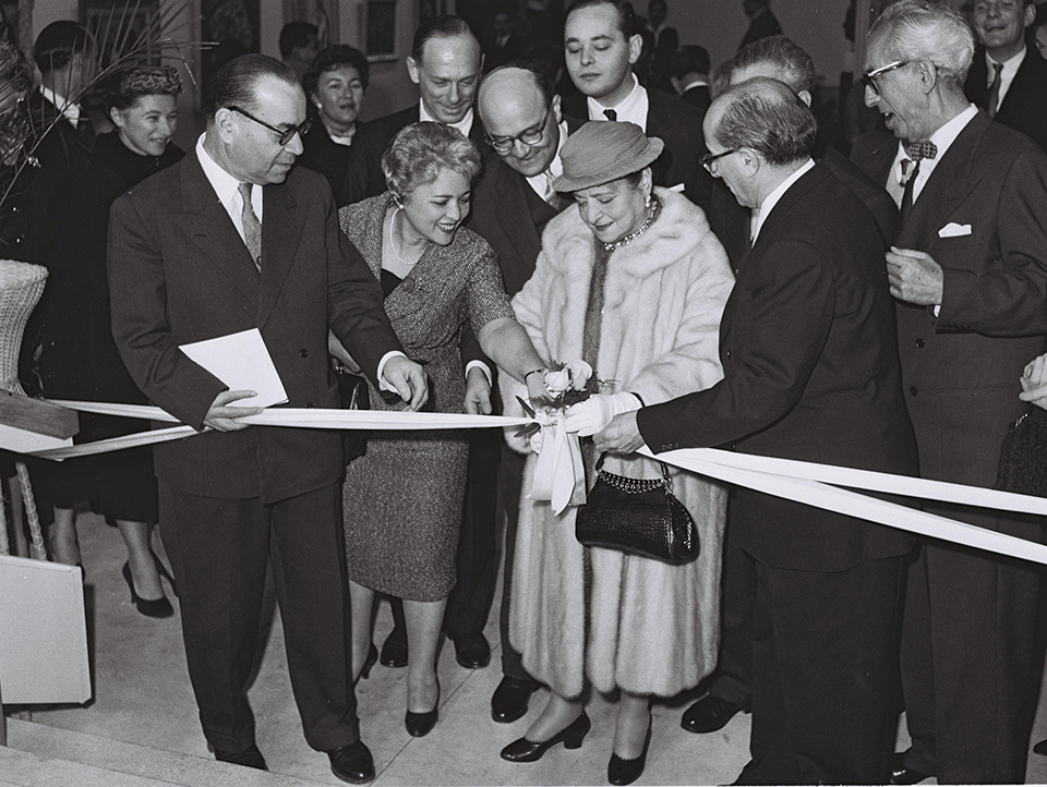Helena Rubinstein otwiera Pawilon swojego imienia w Muzeum Sztuki w Tel Awiwie, 1959 rok, Wikimedia Commons