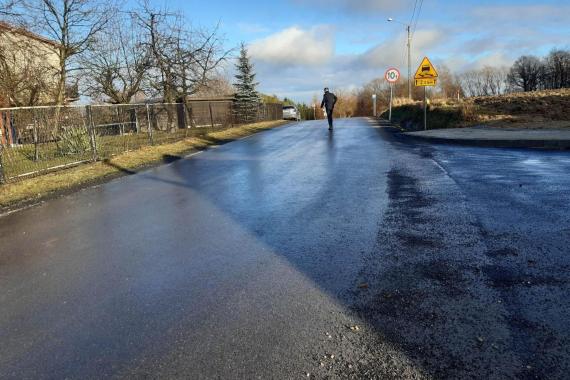 Dzięki Lasom Państwowym wyremontowano dziurawą drogę pod Tarnowem