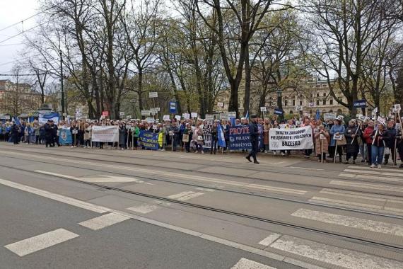 Pielęgniarki i położne protestowały w Krakowie