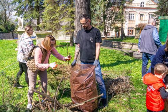  Wolontariusze posprzątali cmentarz w Nowym Sączu