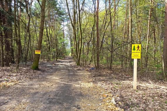 Policjanci sprawdzają, czy jest przestrzegany zakaz wstępu na tereny zagrożone zapadliskami