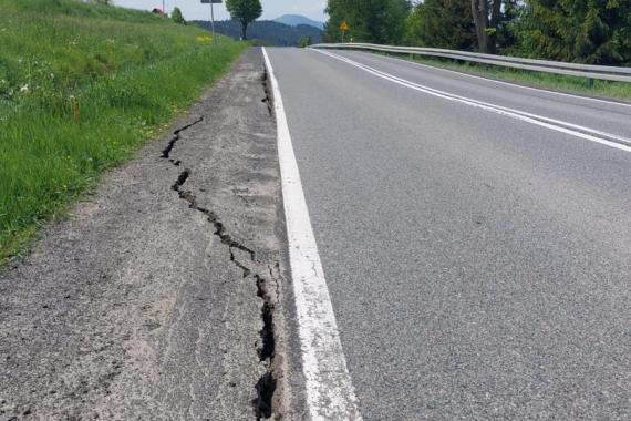 Jest szansa, że samochody osobowe przejadą uszkodzoną przez osuwisko drogą w Kasinie Wielkiej