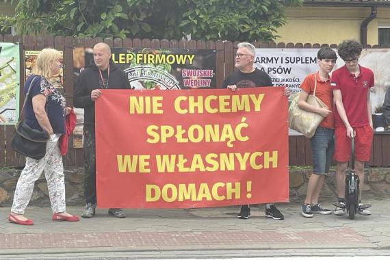 Protest mieszkańców Zabierzowa: obawiają się wybuchu gazu na nowym osiedlu