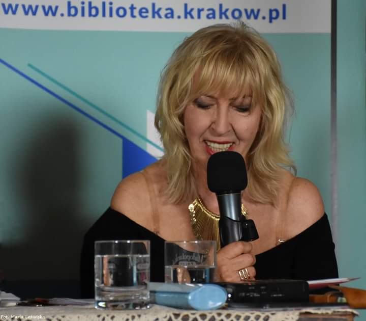 B.Szczepańska podczas promocji książki w klubie 