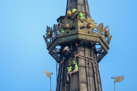 Korona królewska zdjęta z wieży bazyliki Mariackiej 