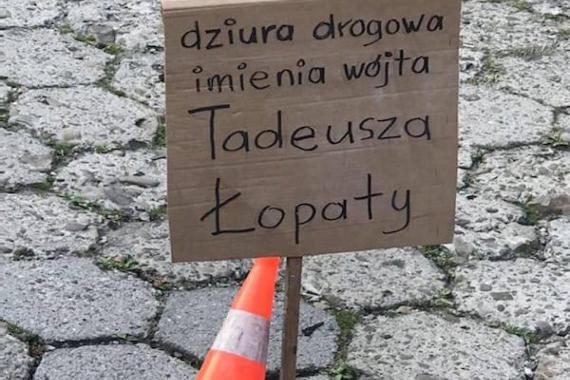 W drogowej dziurze w Lanckoronie pojawiła się tablica. Wójt zgłosił sprawę na policję