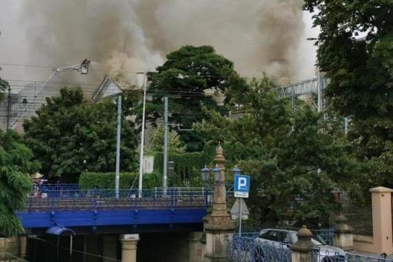 Pożar w centrum Krakowa, ogień wybuchł w pustostanie. ZDJĘCIA, FILM