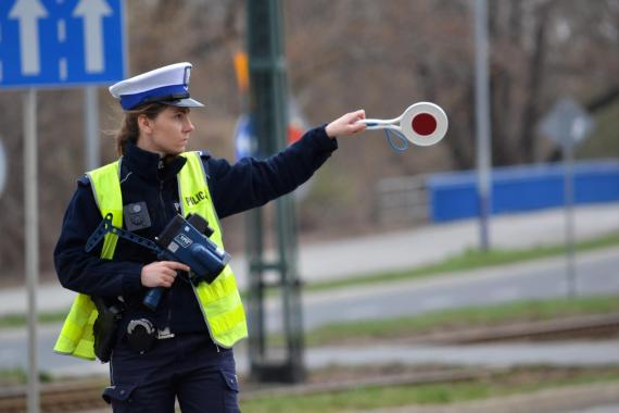 Miał 3 promile alkoholu, kierował bez uprawnień i uszkodził inne pojazdy. Pijany pasażer miał narkotyki