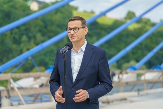 Premier: trzecie pytanie w referendum - Czy popierasz przyjęcie tysięcy nielegalnych imigrantów z Bliskiego Wschodu i Afryki, zgodnie z przymusowym mechanizmem relokacji narzucanym przez biurokrację europejską?