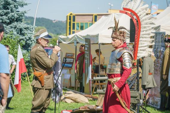 Z okazji Święta Wojska Polskiego przy ruinach zamku w Nowym Sączu odbył się piknik patriotyczny pod hasłem 