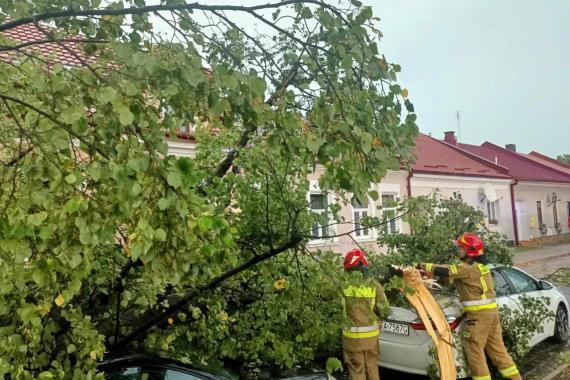 Ponad 1400 interwencji strażackich po burzach.  22 tysiące odbiorców było bez prądu