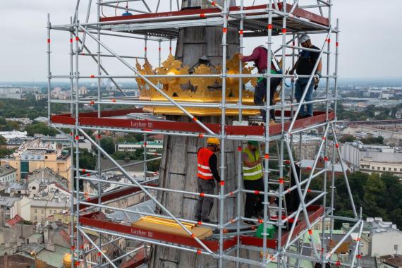 Kraków: odnowiona korona królewska powróciła na wieżę bazyliki Mariackiej [ZDJĘCIA]