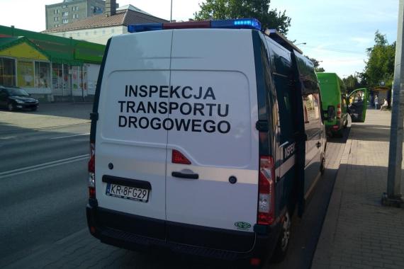 Przewoził dzieci autobusem bez ważnego prawa jazdy, badań technicznych i z pękniętą przednią szybą