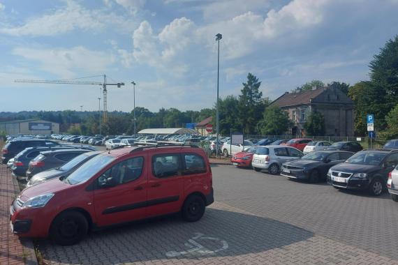 Sukces parkingu P&R w Wieliczce okazał się zbyt duży. Już od rana brakuje miejsc dla wszystkich chętnych