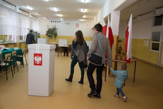 Wyniki badania exit poll po wyborach parlamentarnych i referendum w niedzielę tuż po godzinie 21