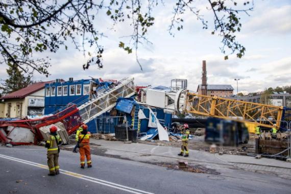 Wieliczka: dźwig wywrócił się na budowie. Jedna osoba nie żyje, trzy ranne