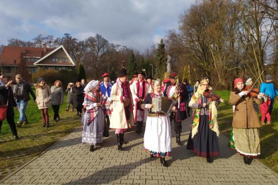 Tradycyjne osadzanie chochoła na pamiątkę historii z 