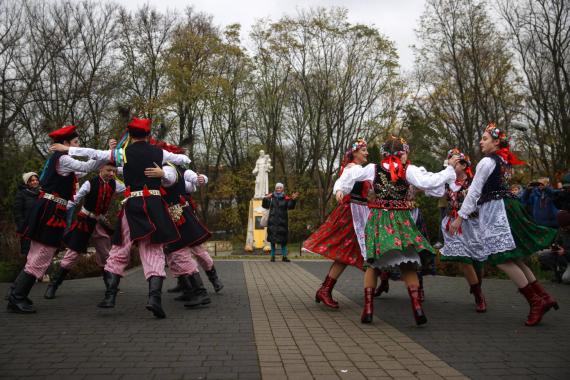 Kolorowa i głośna uroczystość Osadzenia Chochoła w krakowskich Bronowicach [ZDJĘCIA]