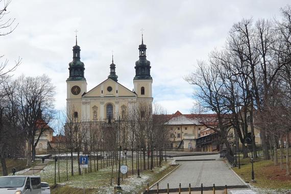 Rozpoczął się montaż szopki w kalwaryjskim sanktuarium