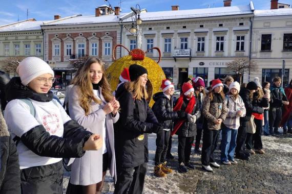 Ponad 300 osób zatańczyło na rynku w Nowym Sączu z okazji Międzynarodowego Dnia Wolontariusza