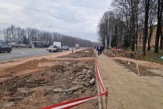 Skumulowane remonty dają się we znaki mieszkańcom Wzgórz Krzesławickich: błoto, brak chodników i... libacje 