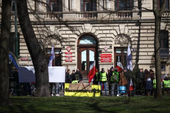 Protest rolników przed siedzibą Małopolskiego Urzędu Wojewódzkiego w Krakowie