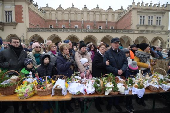 Wielka Sobota w Kościele katolickim to czas zadumy; po zmroku odbywa się liturgia Wigilii Paschalnej