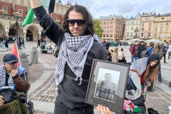 Polacy i Palestyńczycy manifestowali w Krakowie w geście solidarności z ofiarami działań wojennych w Strefie Gazy 