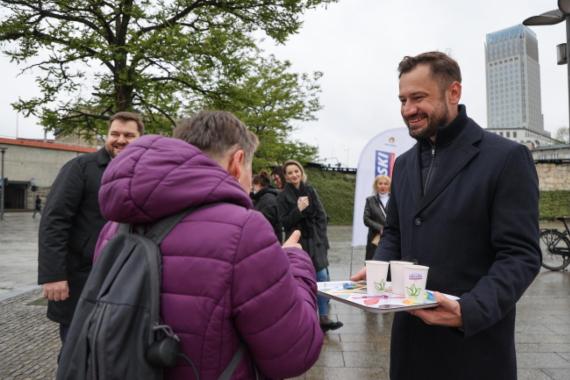 Aleksander Miszalski spotkał się z mieszkańcami Krakowa na rondzie Mogilskim. Zapowiedział... sprzedaż samochodu