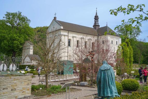 Turyści znów mogą zwiedzać Ogrody Biblijne w Muszynie