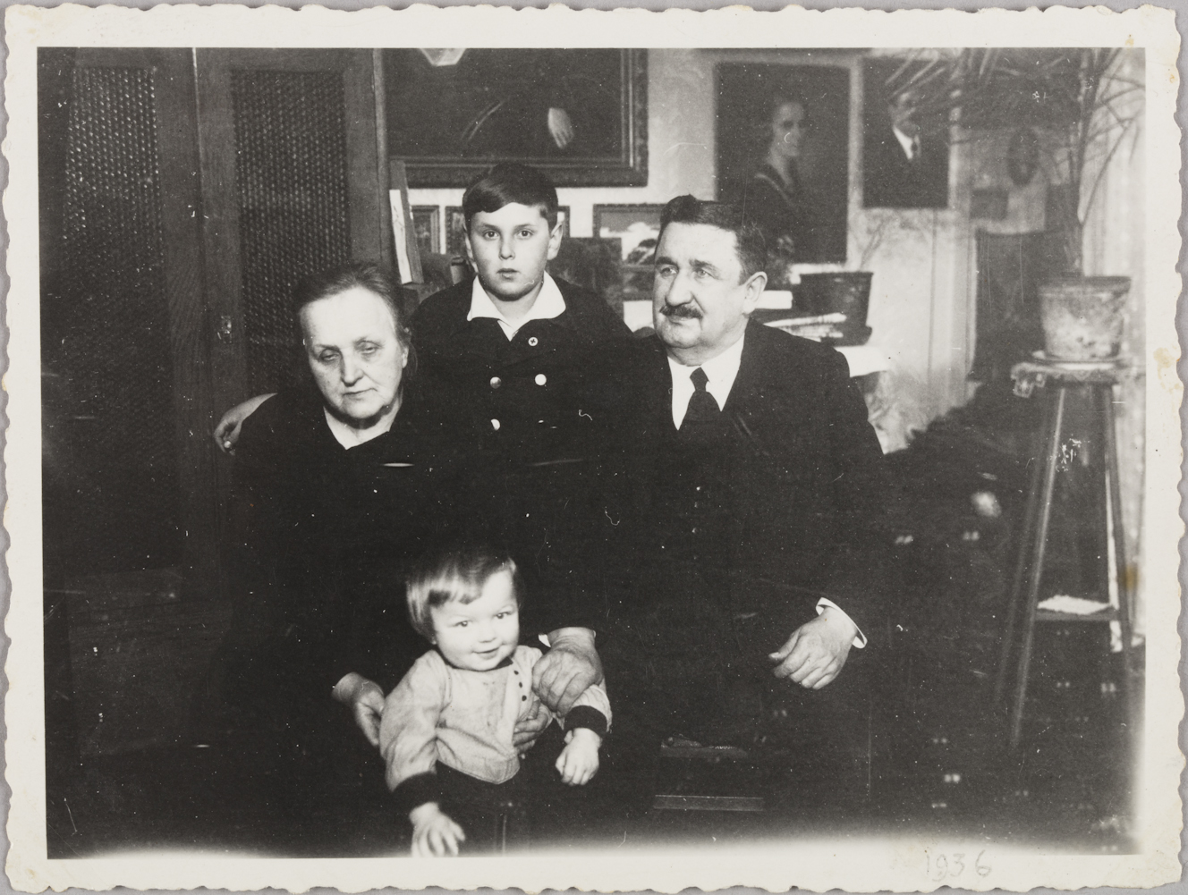 B.Czapkiewicz z żoną Marią z Sokólskich, synem Andrzejem (przyszłym orientalistą i profesorem UJ) oraz wnukiem Wojtkiem  - fot. ze zbiorów rodzinnych