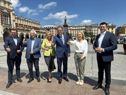 Na ostatniej prostej przed niedzielnymi wyborami do Europarlamentu działacze PiS zachęcają do głosowania